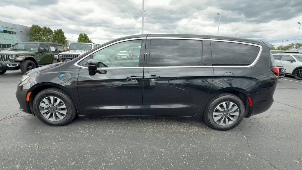 Used 2024 Chrysler Pacifica Limited FWD image 5