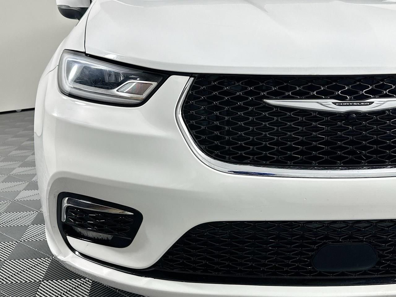 Used 2023 Chrysler Pacifica Touring image 4