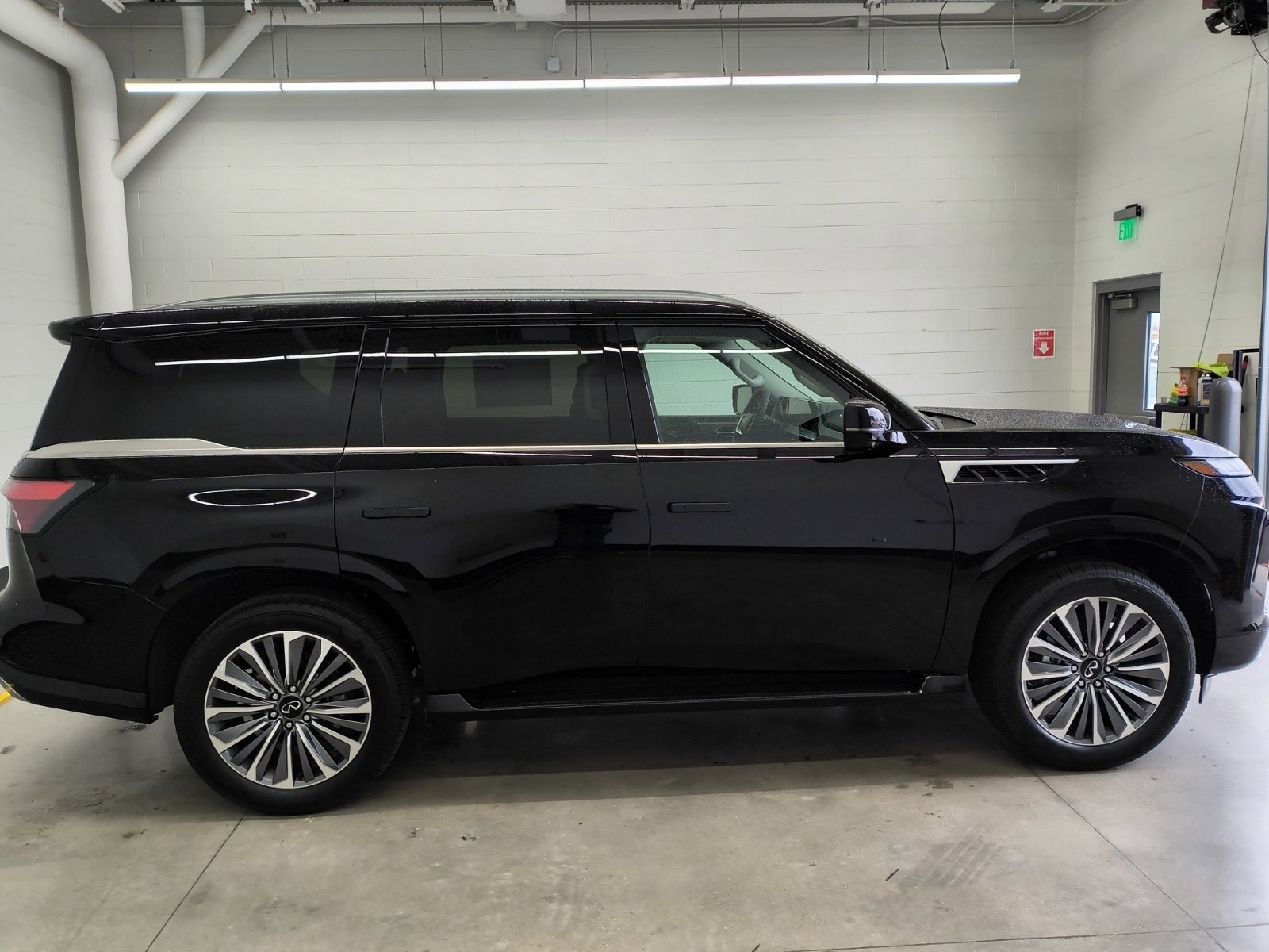 New 2025 INFINITI QX80 Luxe image 5