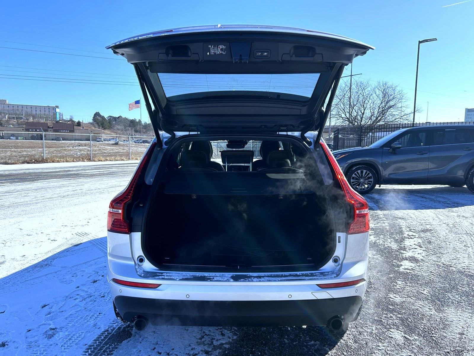 Used 2021 Volvo XC60 T5 Momentum image 21