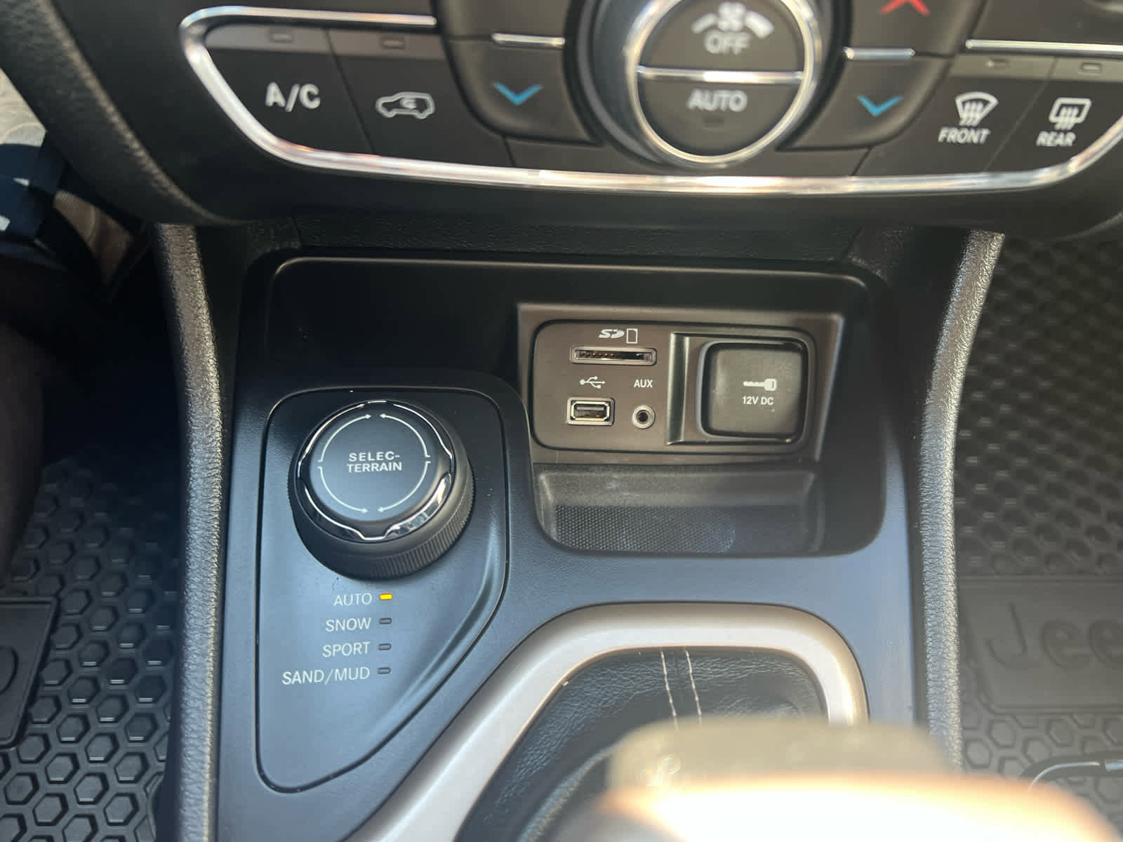 Used 2018 Jeep Cherokee Limited image 30