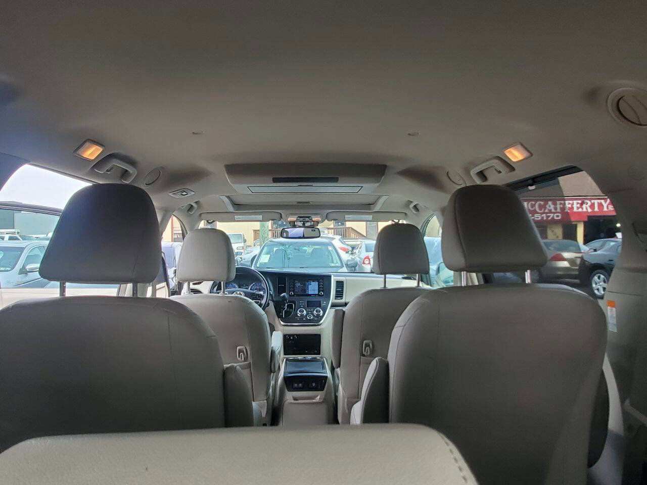 Used 2018 Toyota Sienna XLE Premium w/ Carpet Mat Package image 6