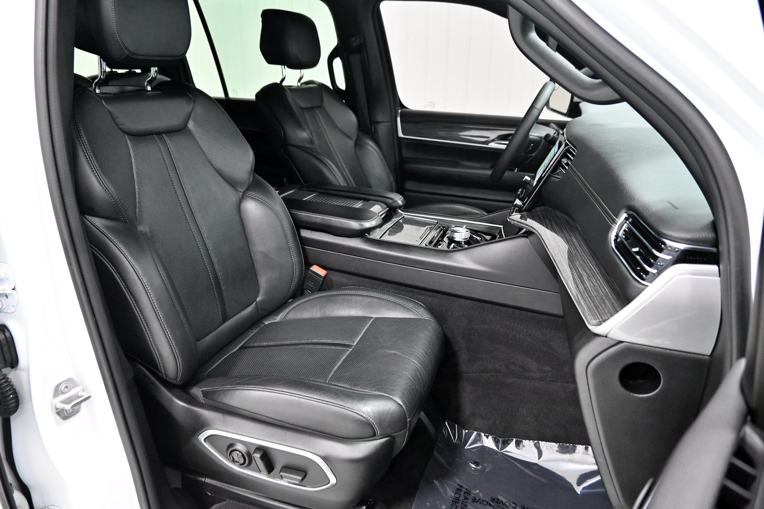 Used 2022 Jeep Wagoneer Series III AWD/4WD image 29