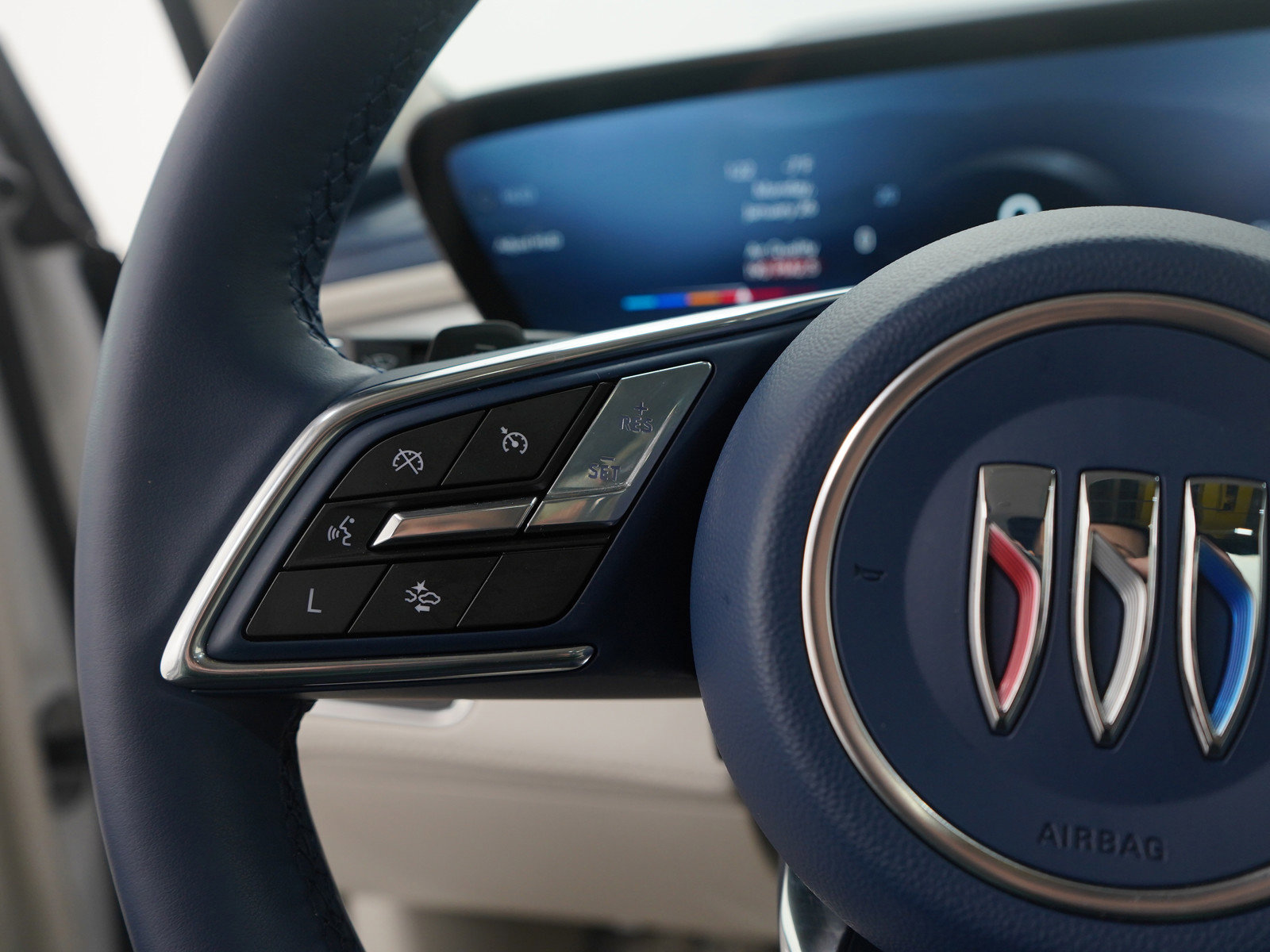 Used 2025 Buick Enclave Avenir image 29