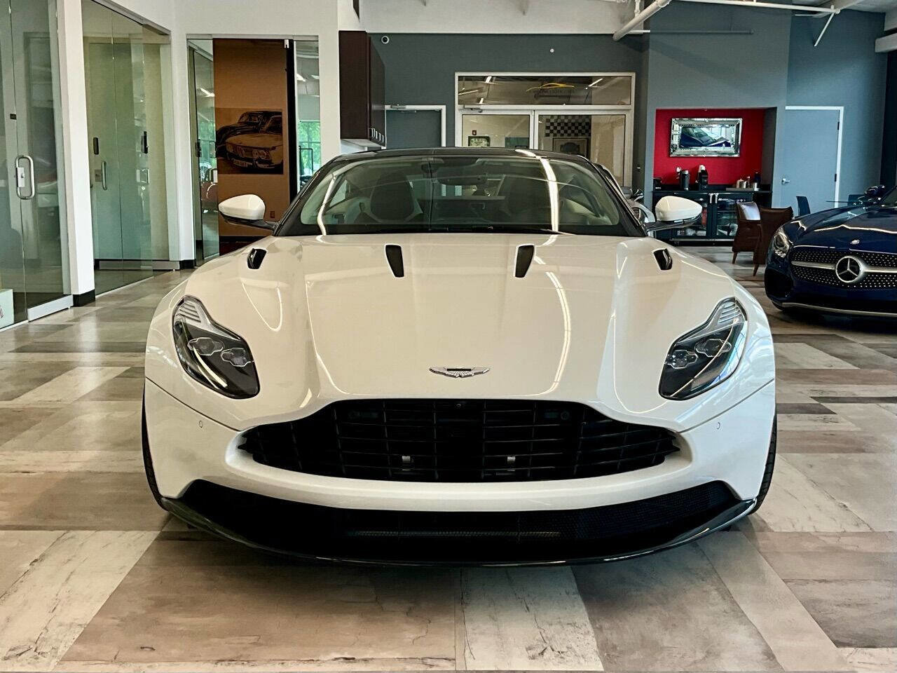 Used 2018 Aston Martin DB11 V12 image 3
