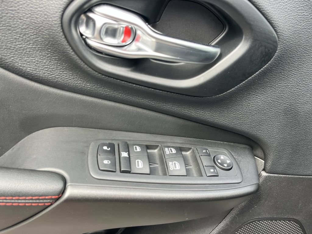 Used 2021 Jeep Cherokee Trailhawk AWD/4WD image 31