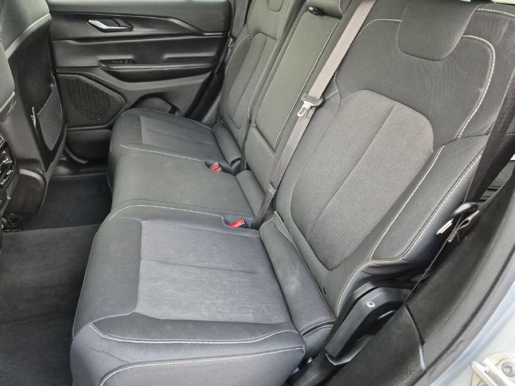 Used 2024 Jeep Grand Cherokee Laredo AWD/4WD image 25