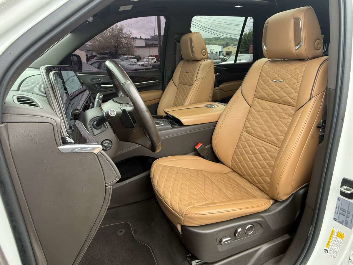 Used 2021 Cadillac Escalade Premium Luxury image 4