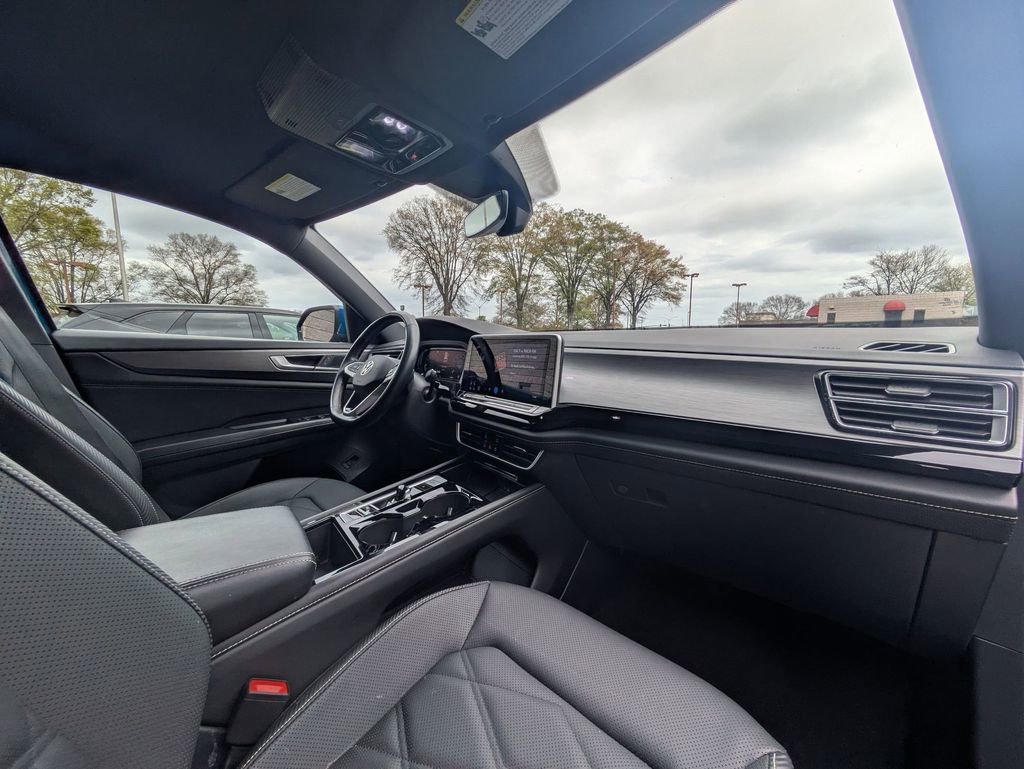 Used 2025 Volkswagen Atlas Cross Sport SE FWD image 30