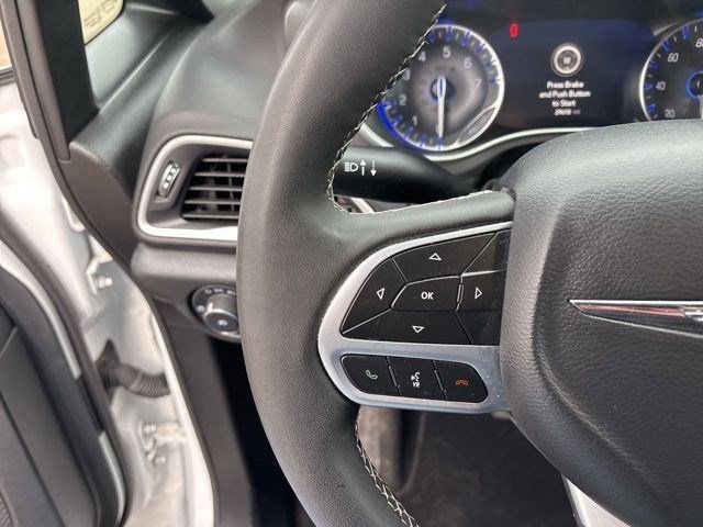 Used 2025 Chrysler Pacifica Select image 17