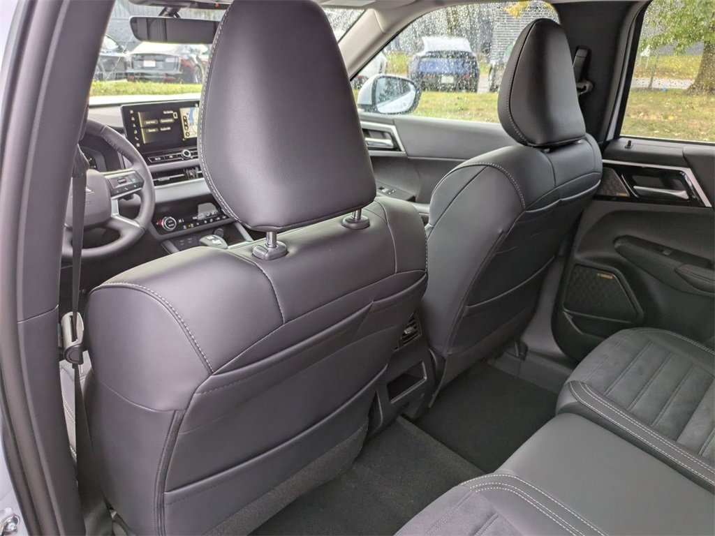 New 2025 Mitsubishi Outlander SE image 27