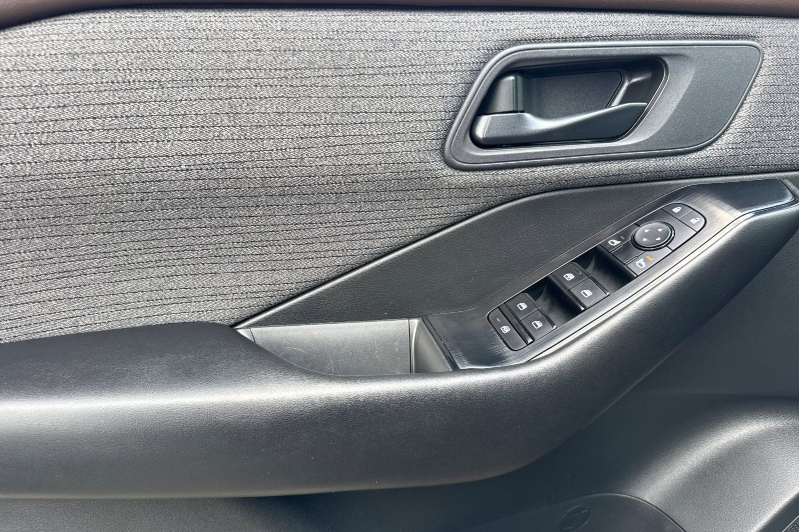 Used 2023 Nissan Rogue S image 11