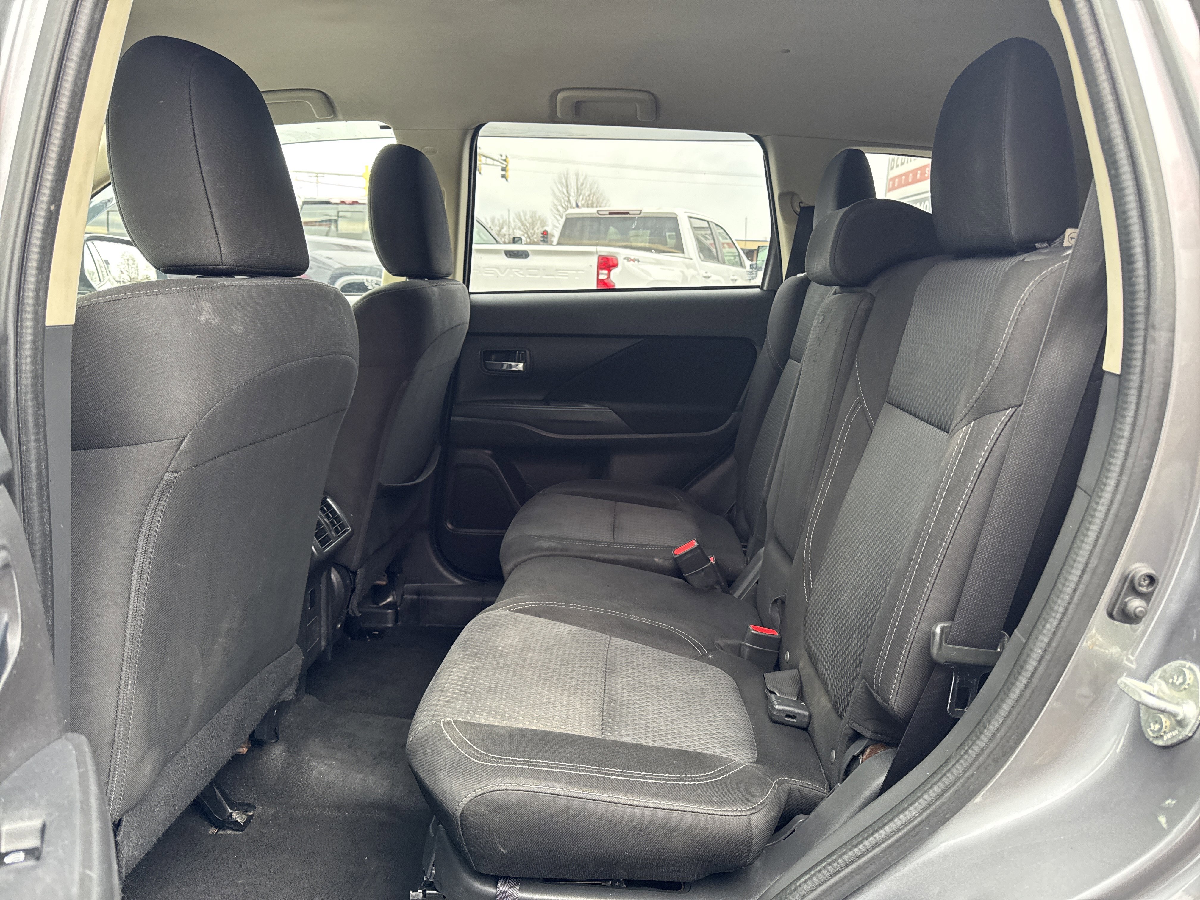 Used 2020 Mitsubishi Outlander SE image 30