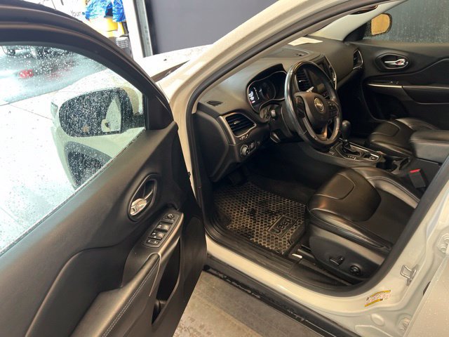 Used 2020 Jeep Cherokee Latitude Plus w/ Cold Weather Group AWD/4WD image 14