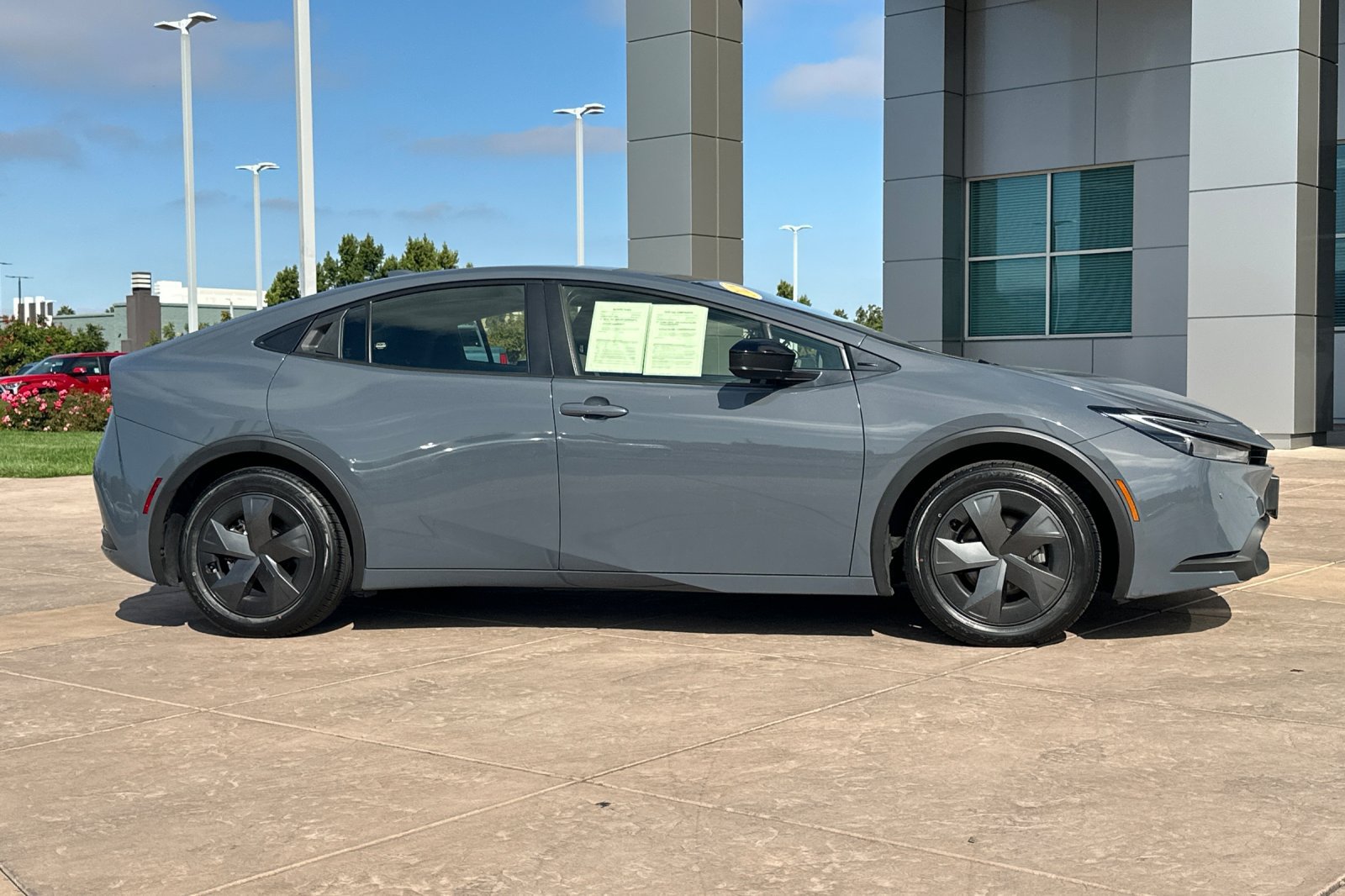 Used 2025 Toyota Prius LE FWD image 3