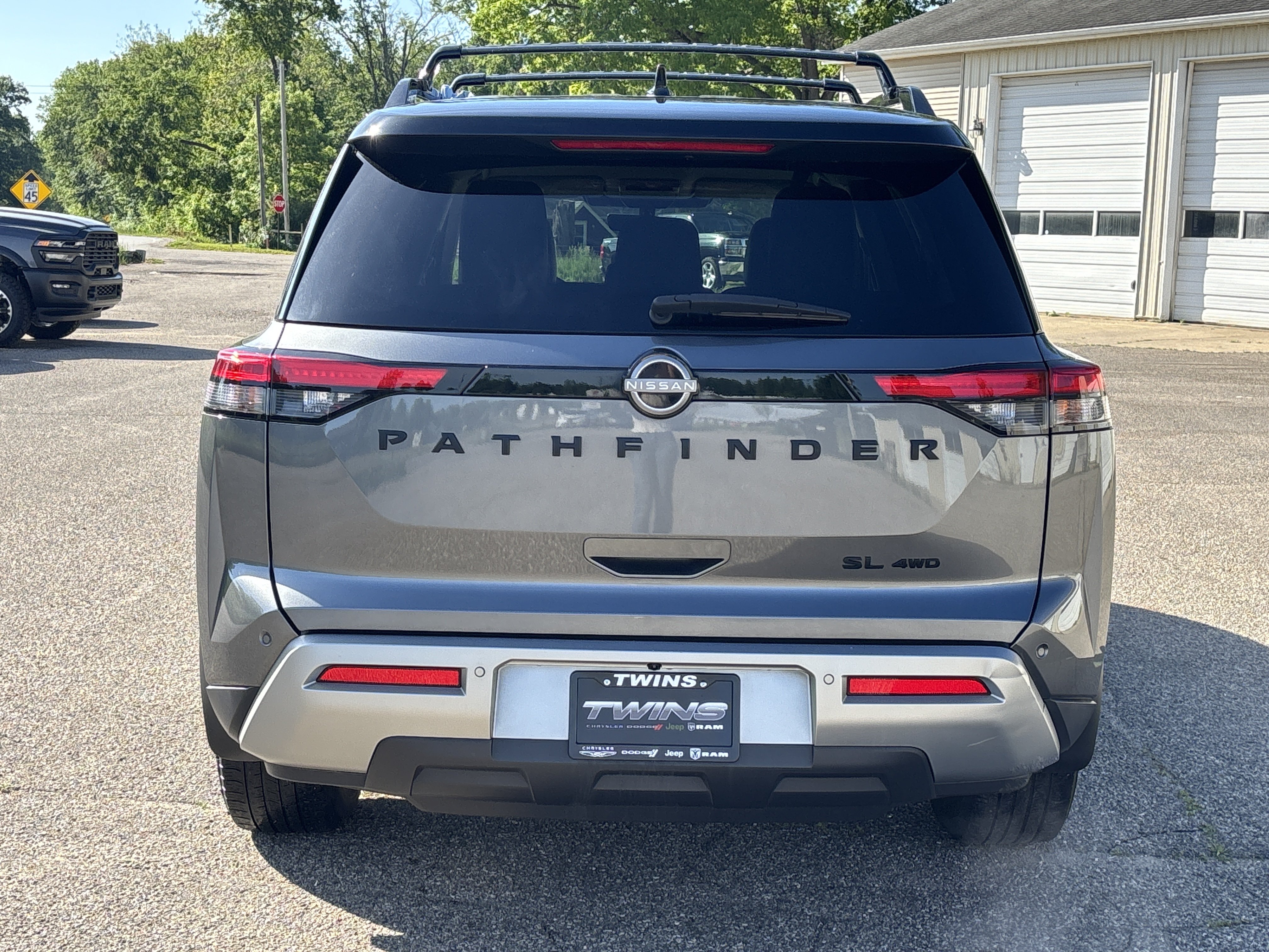 Used 2023 Nissan Pathfinder SL w/ Black Appearance Package AWD/4WD image 6