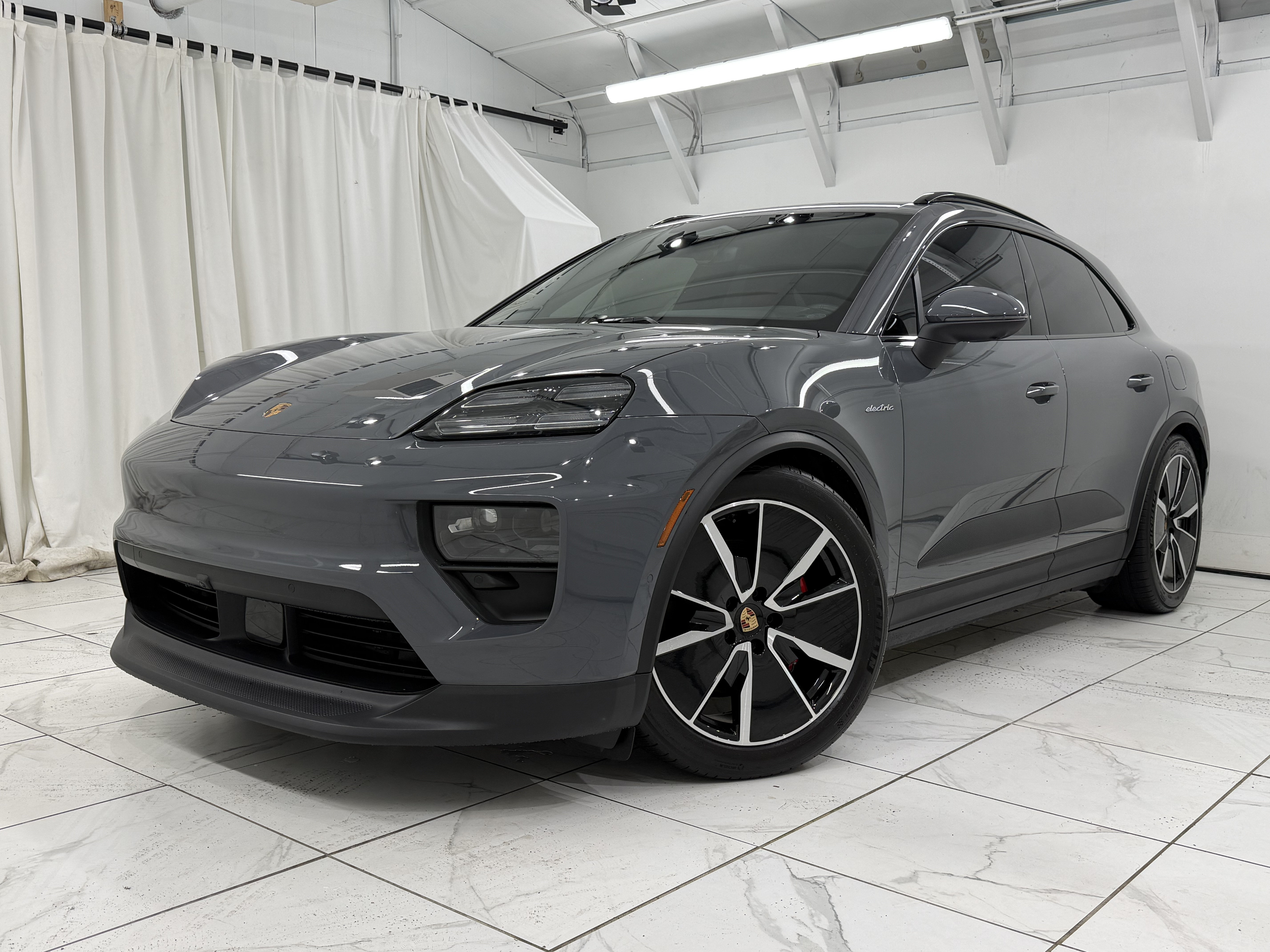 Used 2025 Porsche Macan 4S Electric AWD/4WD image 7