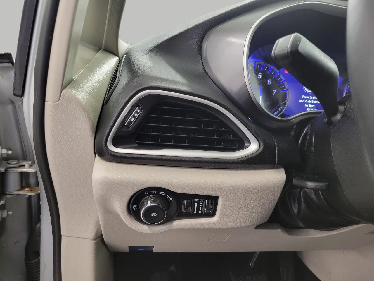 Used 2024 Chrysler Pacifica Touring-L image 7