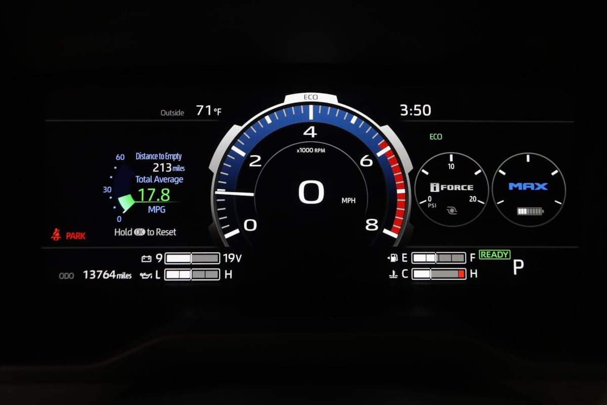 Used 2025 Toyota Tundra Limited AWD/4WD image 18