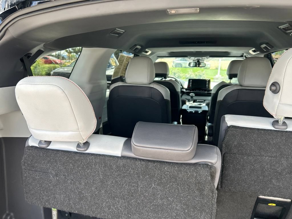 Used 2023 Toyota Sienna XSE w/ XSE Plus Package AWD/4WD image 18