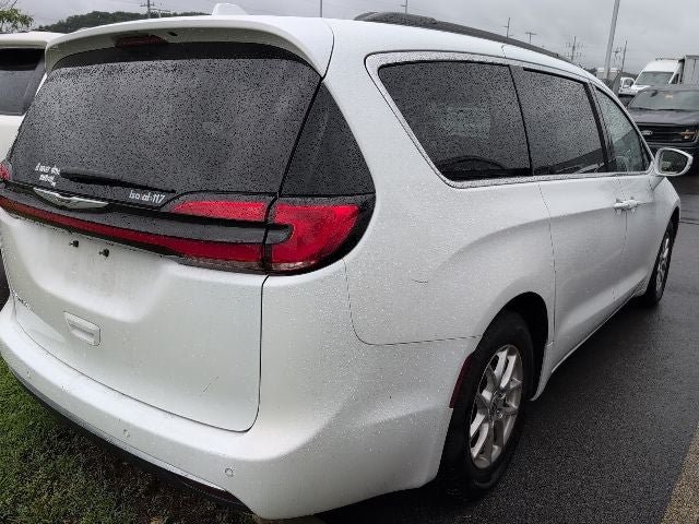 Used 2022 Chrysler Pacifica Touring-L FWD image 4