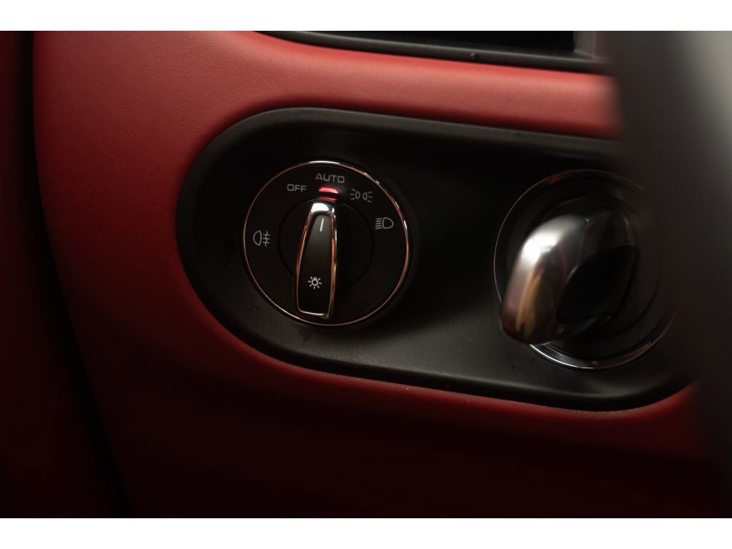 Used 2023 Porsche Macan Turbo AWD/4WD image 31