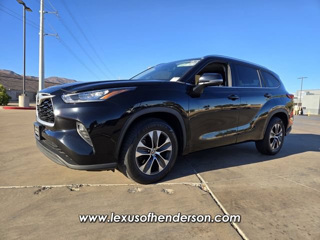 Used 2020 Toyota Highlander XLE FWD image 2