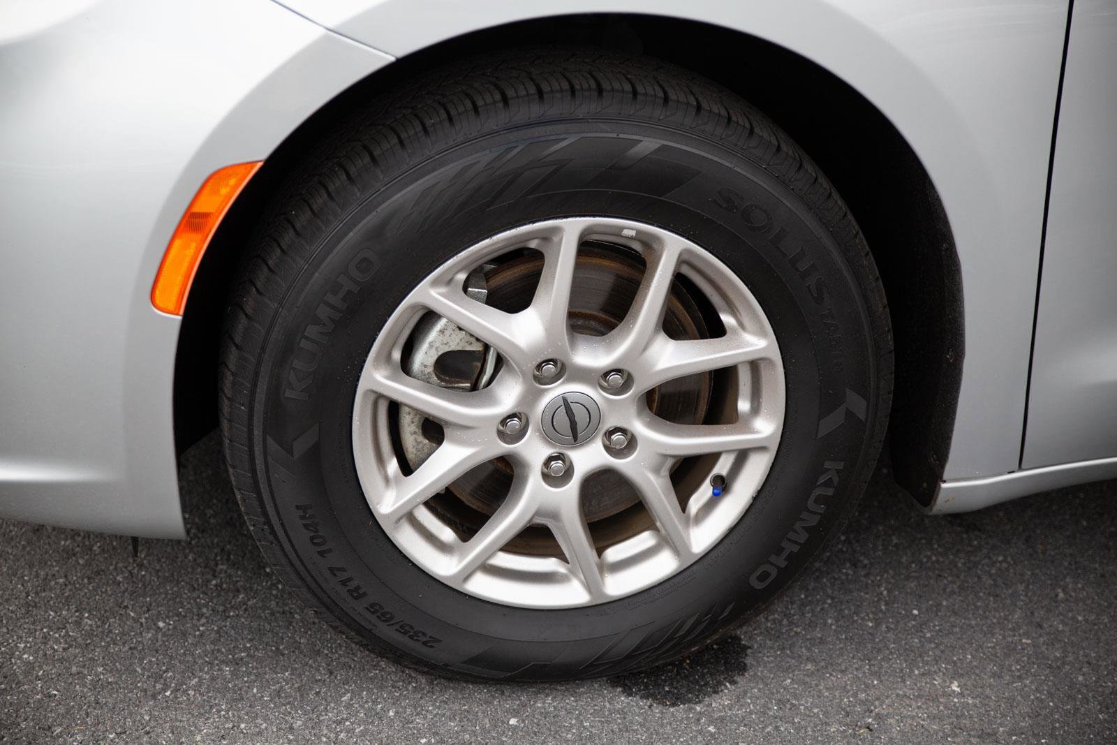 Used 2024 Chrysler Pacifica Touring-L FWD image 9
