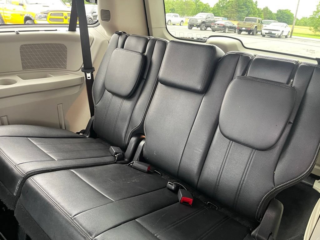 Used 2013 Chrysler Town & Country Touring-L w/ Driver Convenience Group FWD image 18