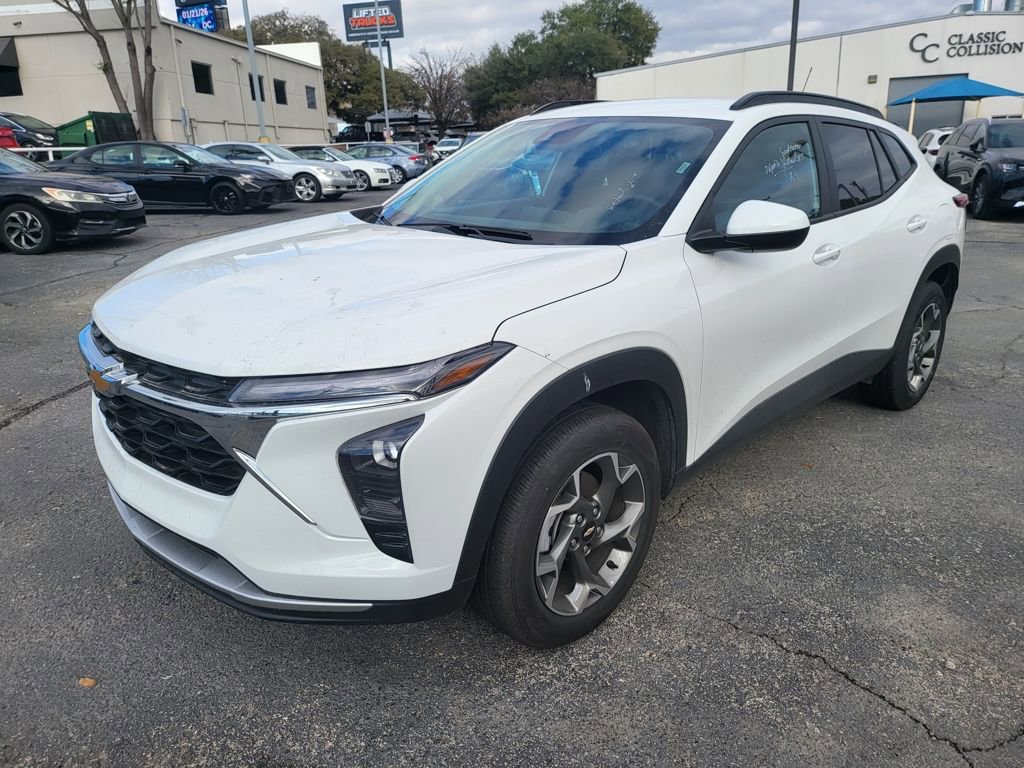 Used 2025 Chevrolet Trax LT w/ LT Convenience Package image 2