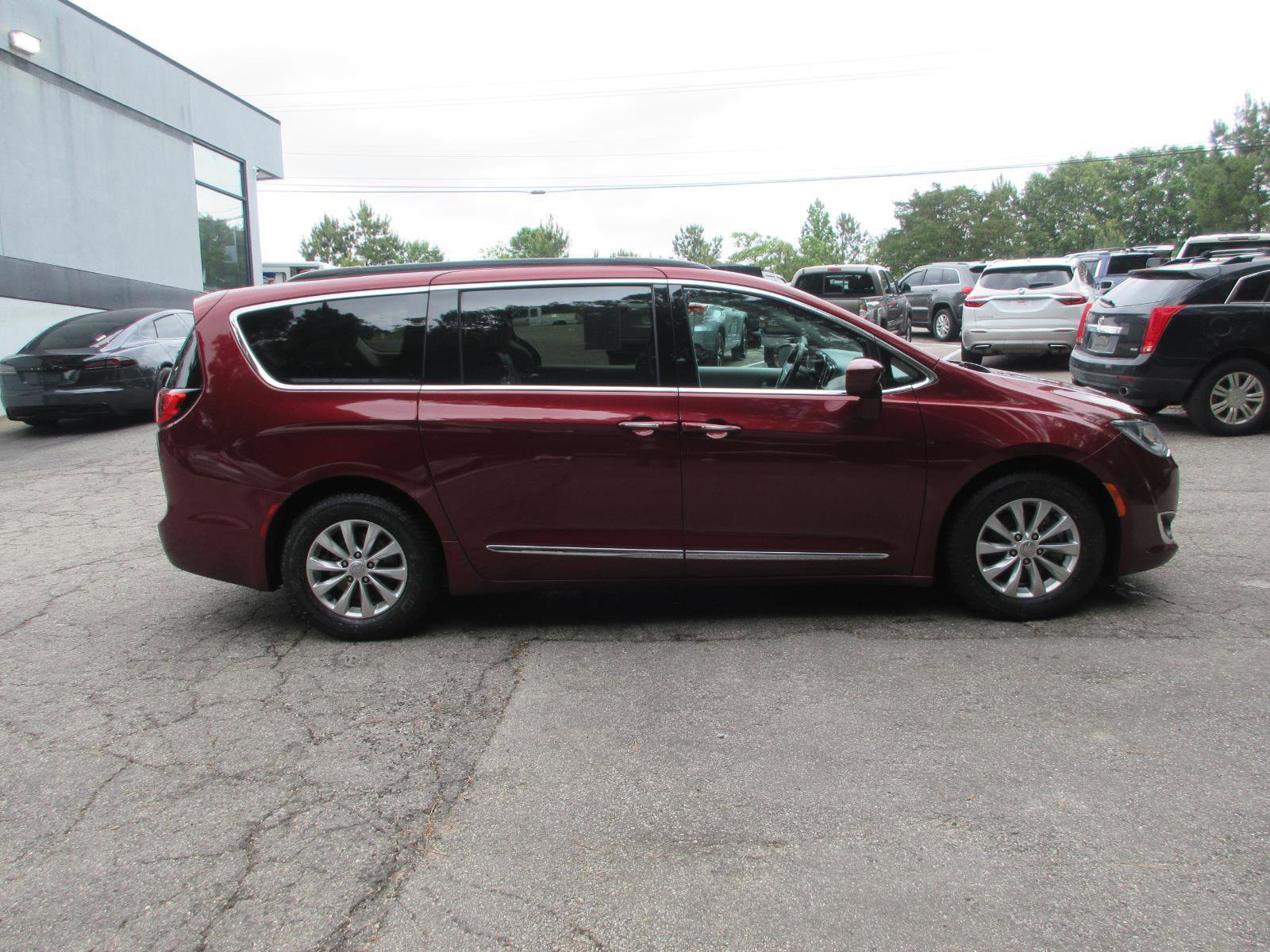 Used 2017 Chrysler Pacifica Touring-L FWD image 6