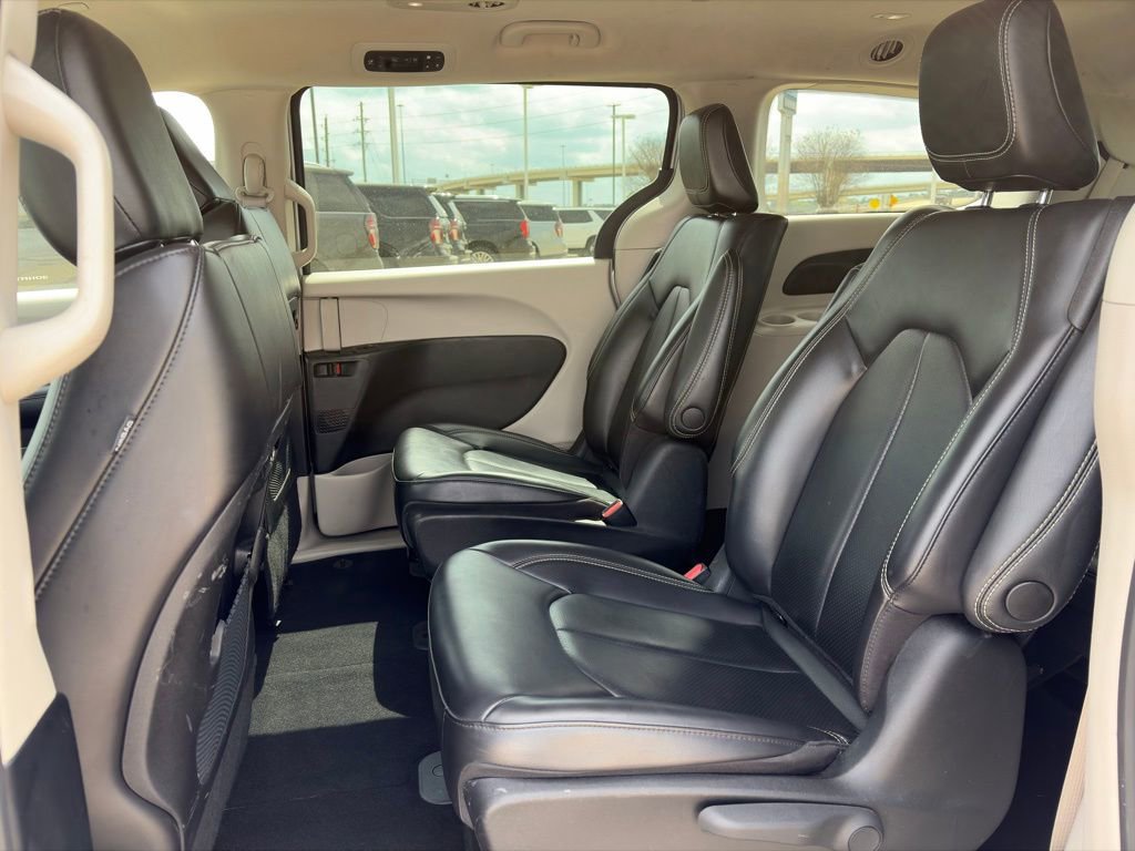 Used 2023 Chrysler Pacifica Touring-L image 9