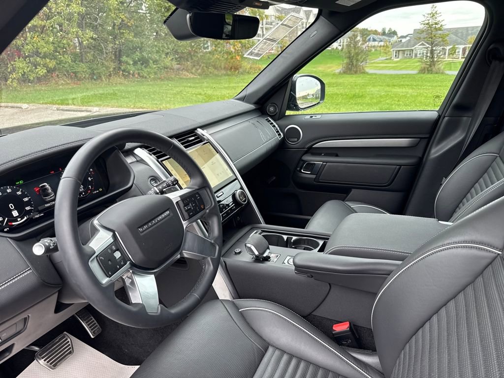 New 2024 Land Rover Discovery Dynamic SE image 25