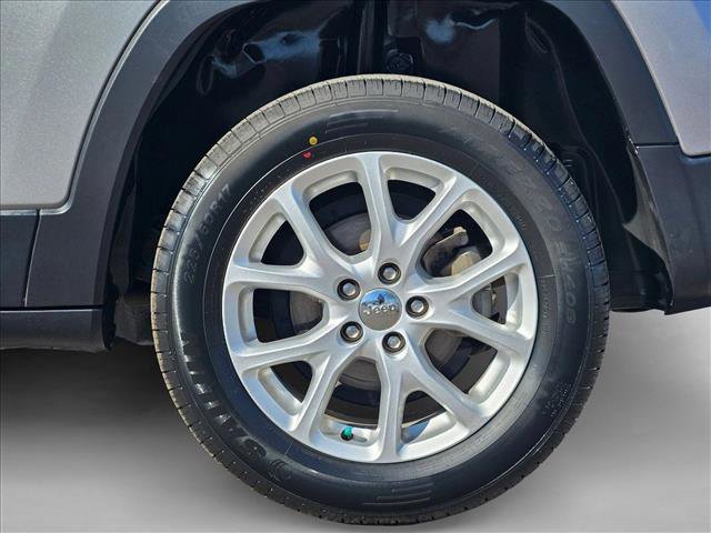 Used 2015 Jeep Cherokee Latitude FWD image 29