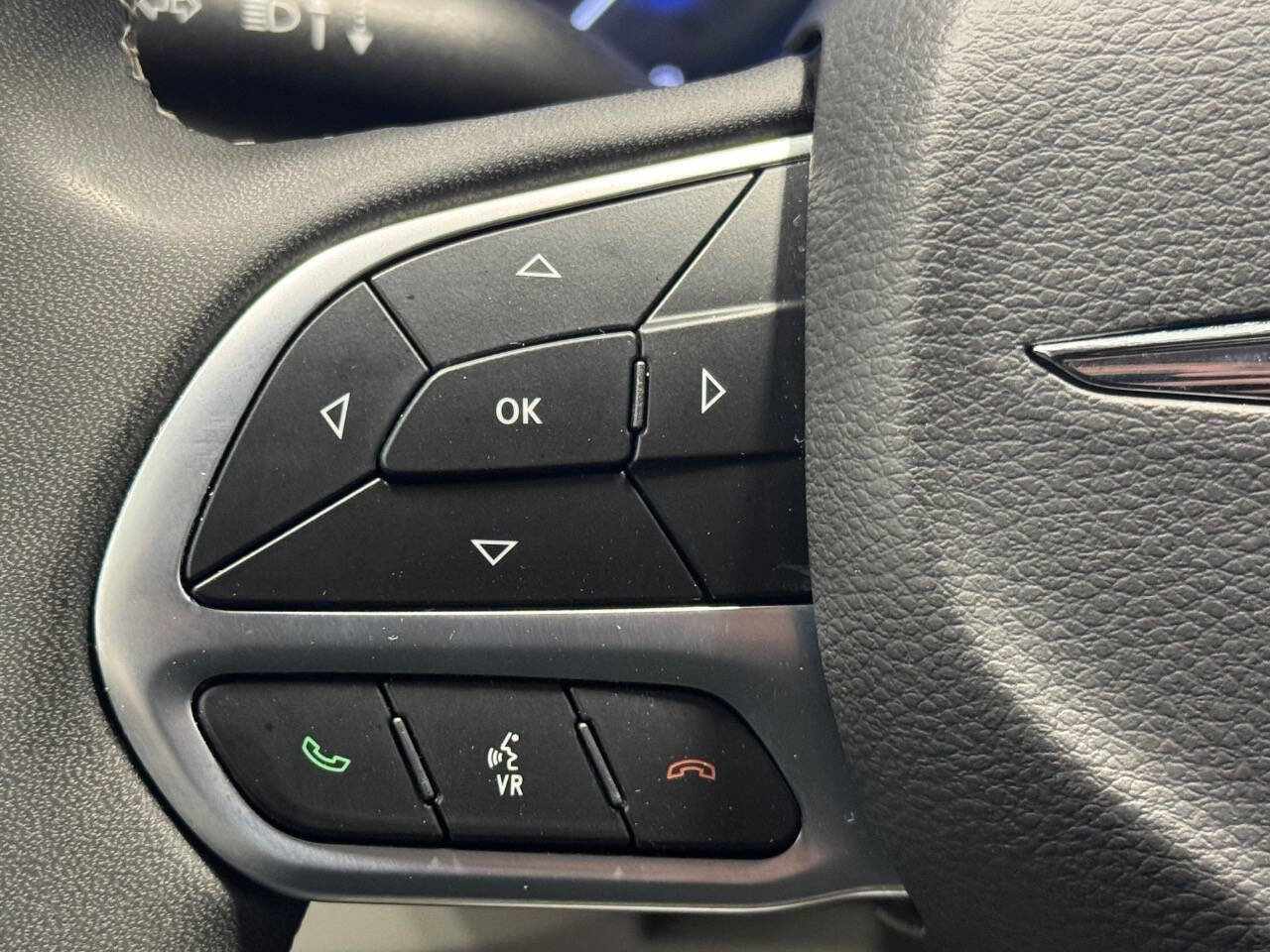 Used 2024 Chrysler Pacifica Touring-L FWD image 26