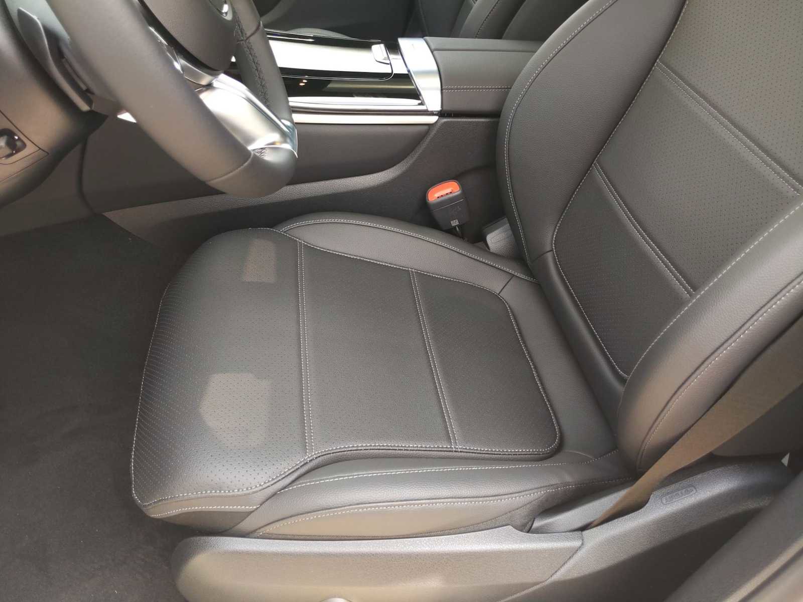 Used 2025 Mercedes-Benz GLC 300 4MATIC image 16