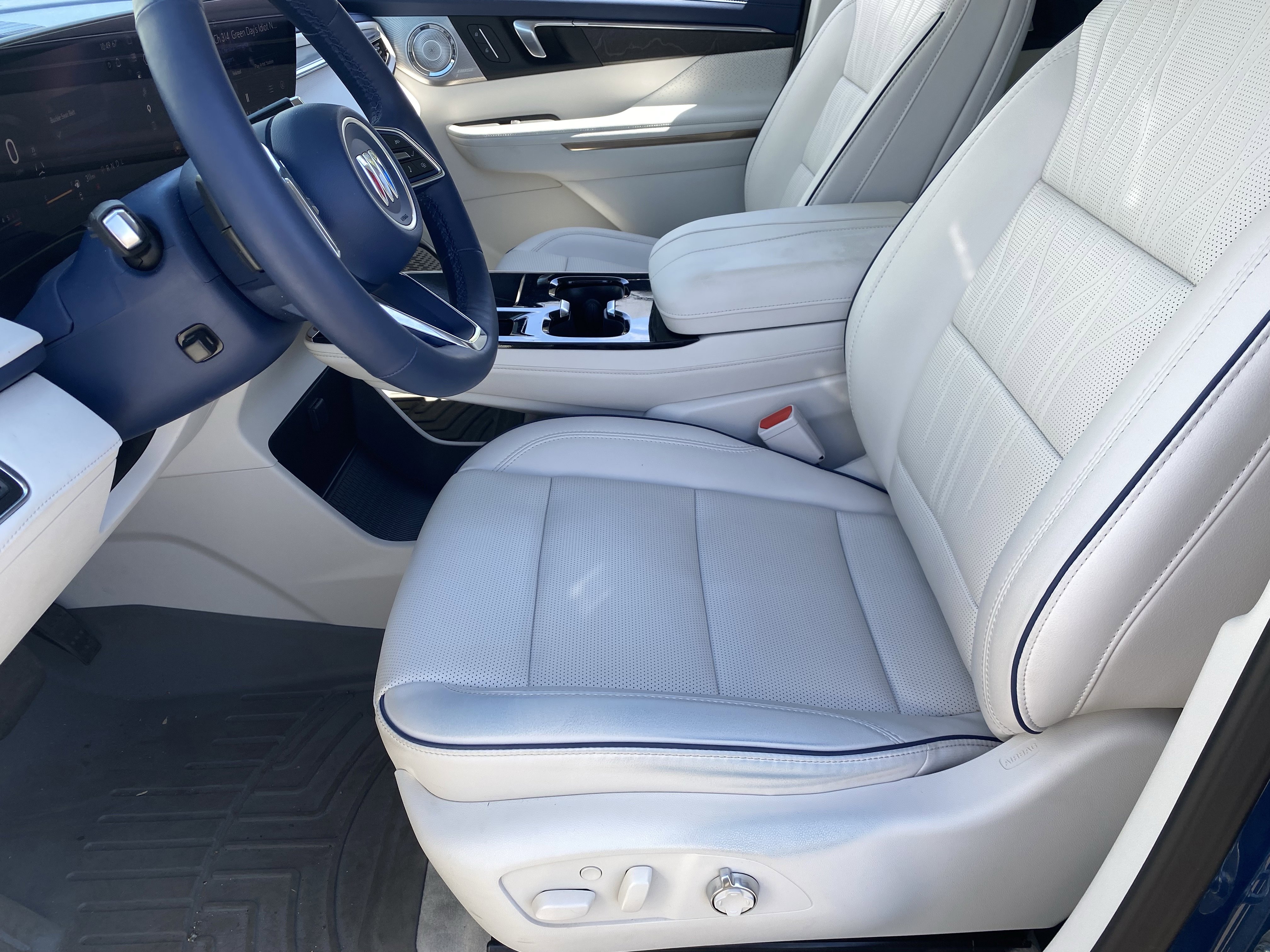 Used 2025 Buick Enclave Avenir FWD image 18
