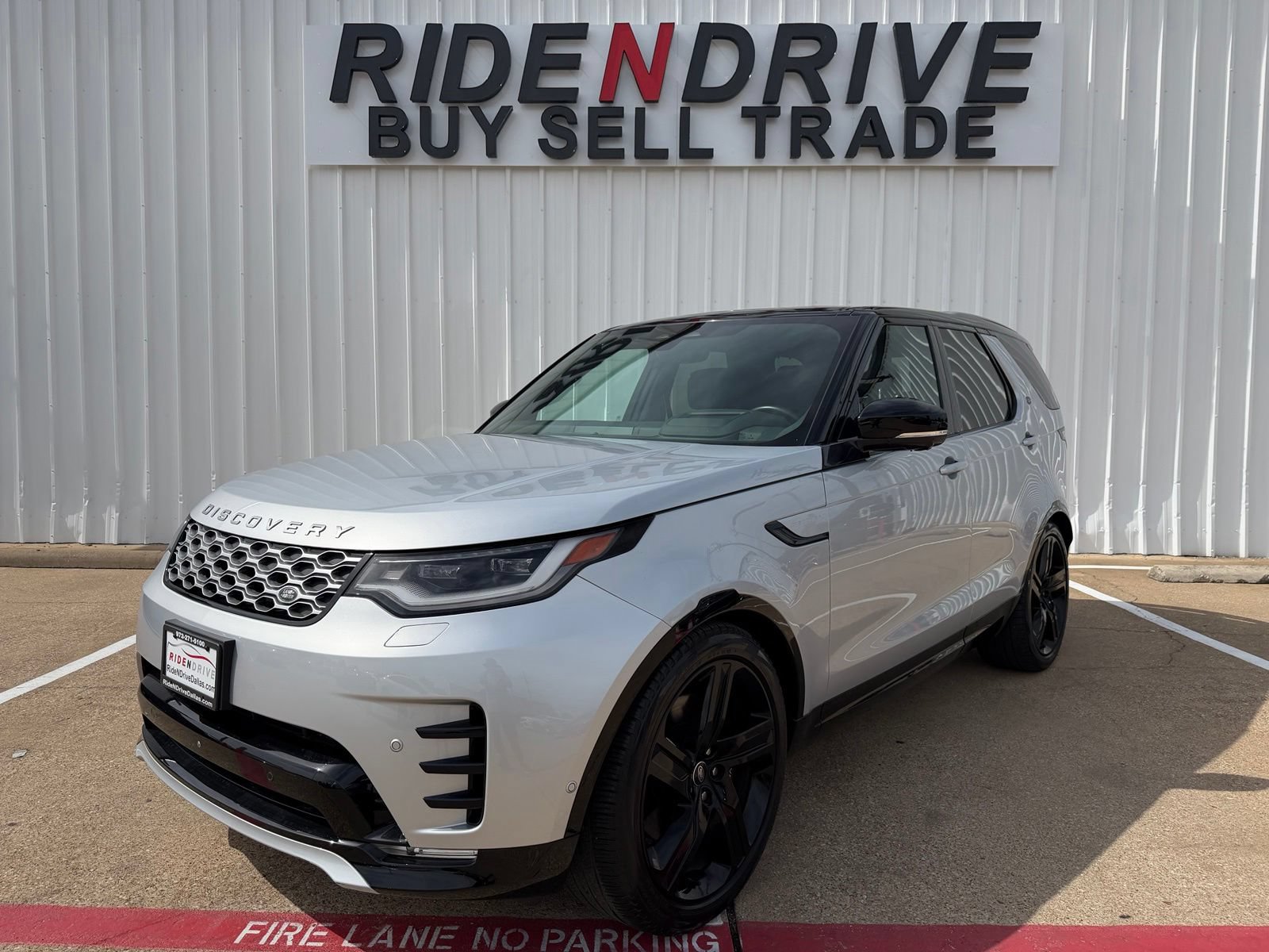 Used 2024 Land Rover Discovery Metropolitan Edition AWD/4WD image 1