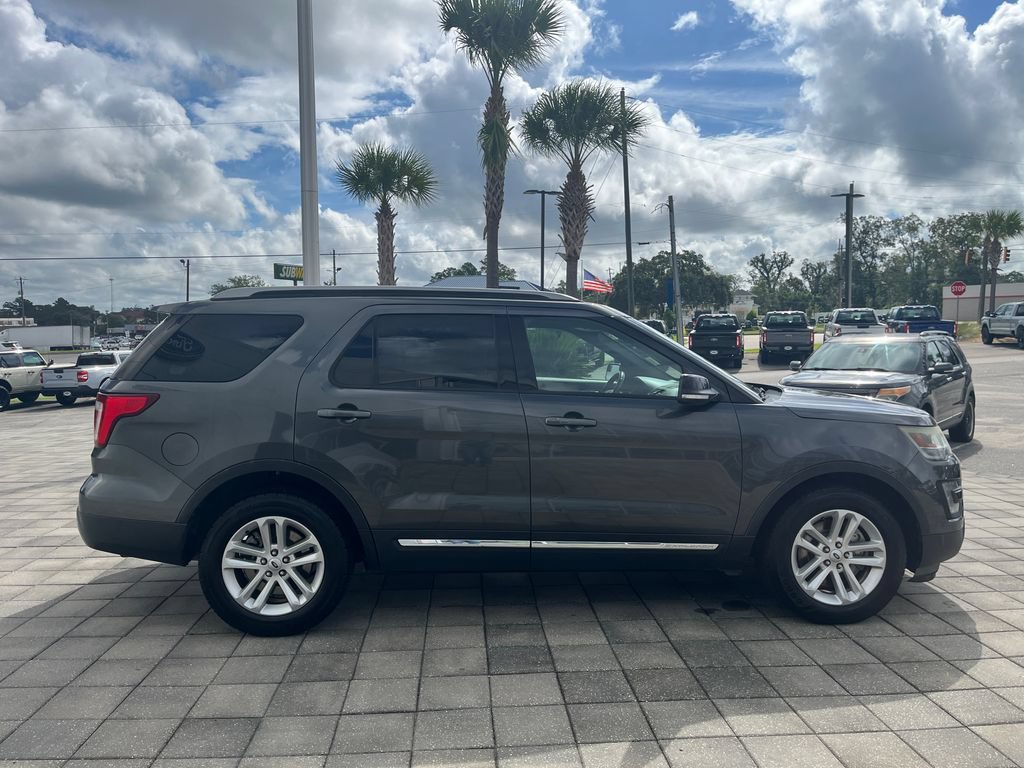 Used 2017 Ford Explorer XLT w/ Equipment Group 202A FWD image 7