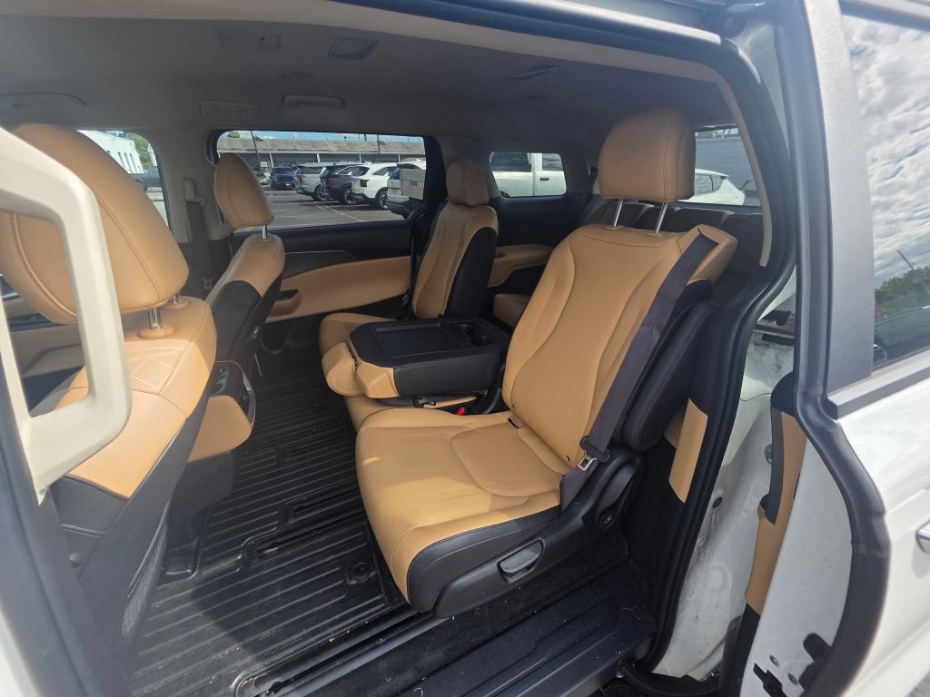 Used 2024 Kia Carnival LX FWD image 7