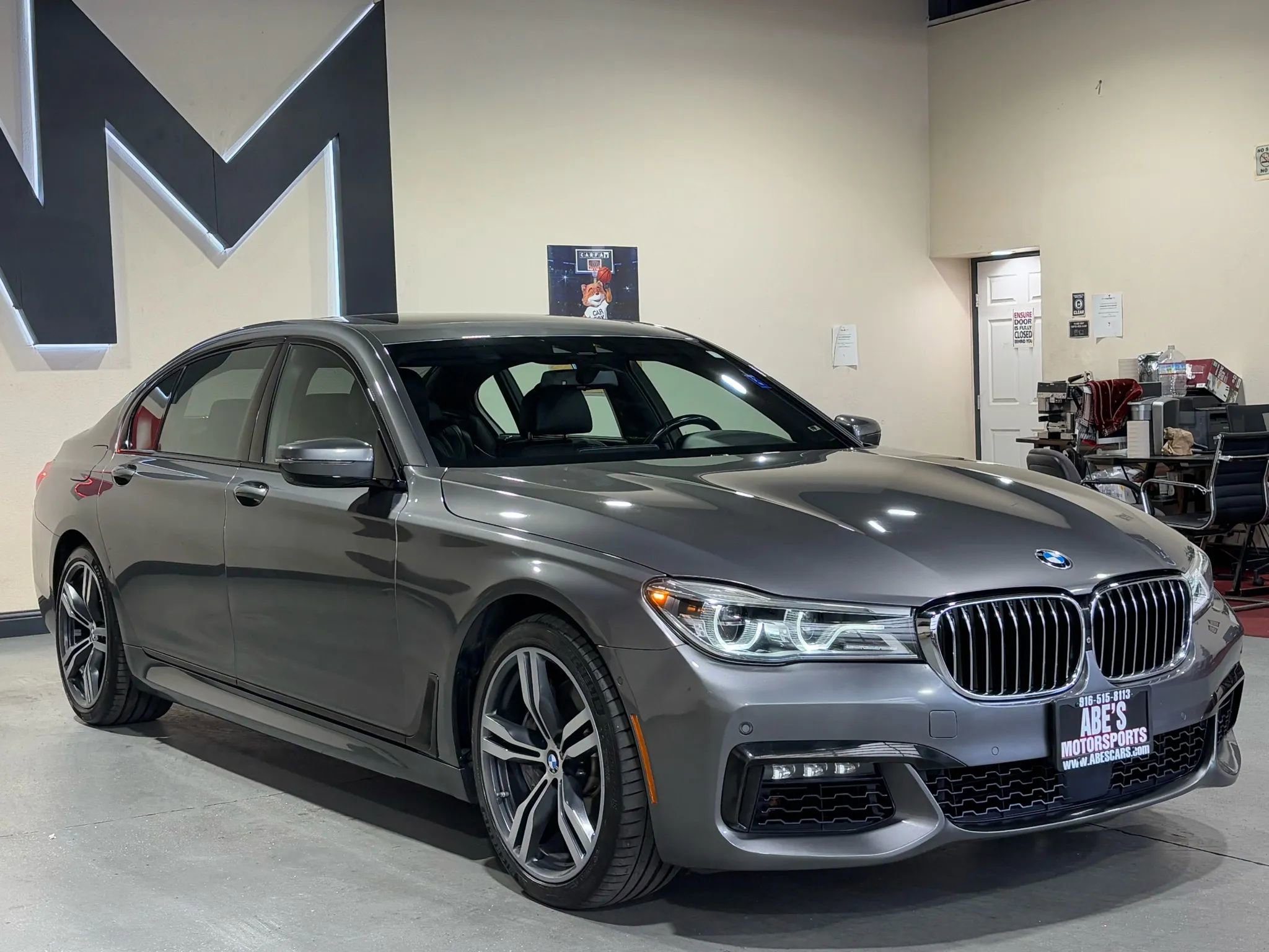 Used 2016 BMW 750i image 2