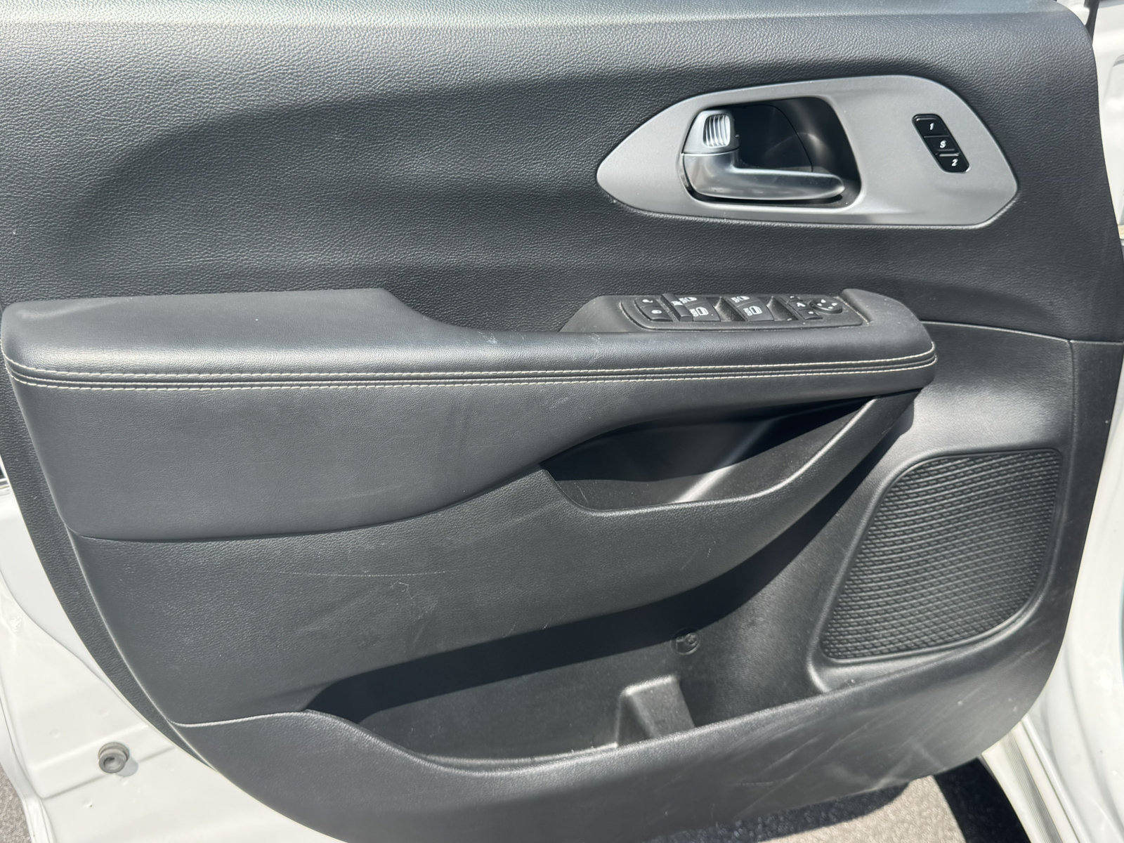 Used 2025 Chrysler Pacifica Limited FWD image 12