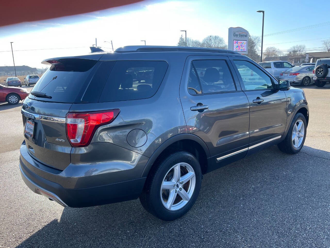 Used 2017 Ford Explorer XLT AWD/4WD image 5