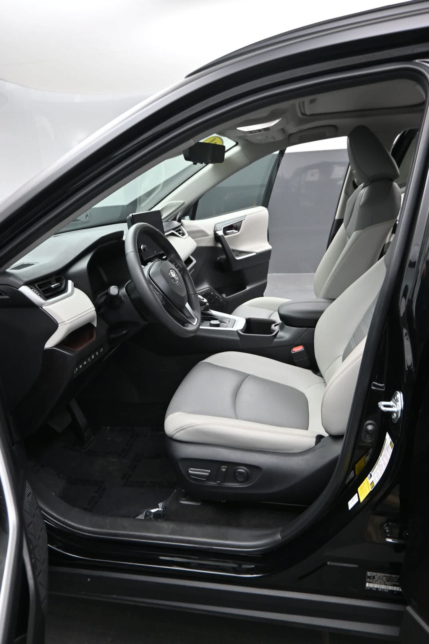 Used 2024 Toyota RAV4 Limited w/ Advanced Technology Package AWD/4WD image 17