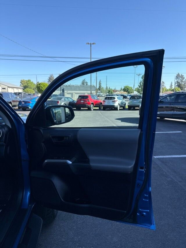 Used 2017 Toyota Tacoma SR5 w/ Tow Package AWD/4WD image 15
