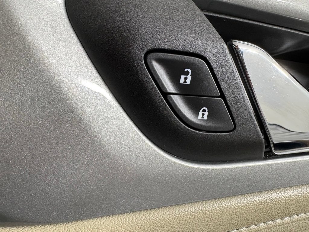 Used 2022 Chevrolet Traverse LT AWD/4WD image 39