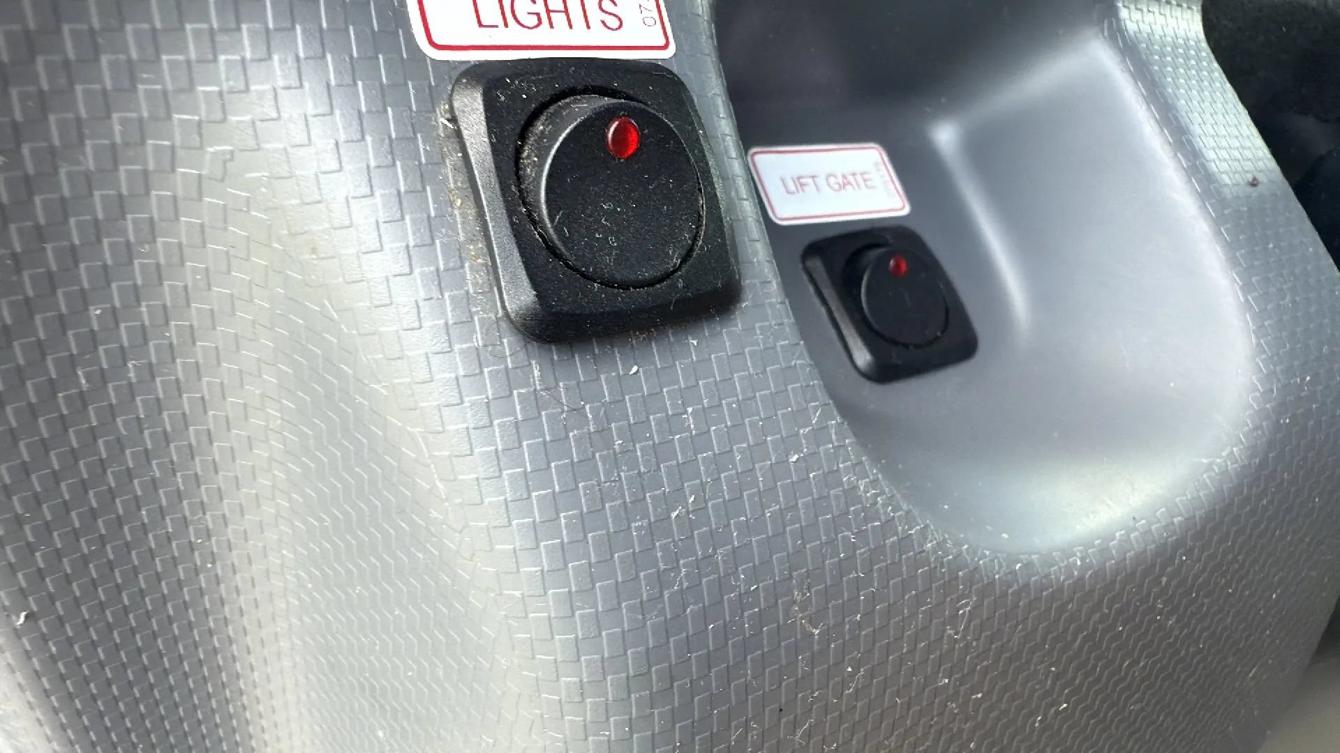 Used 2018 Isuzu NPR RWD image 18