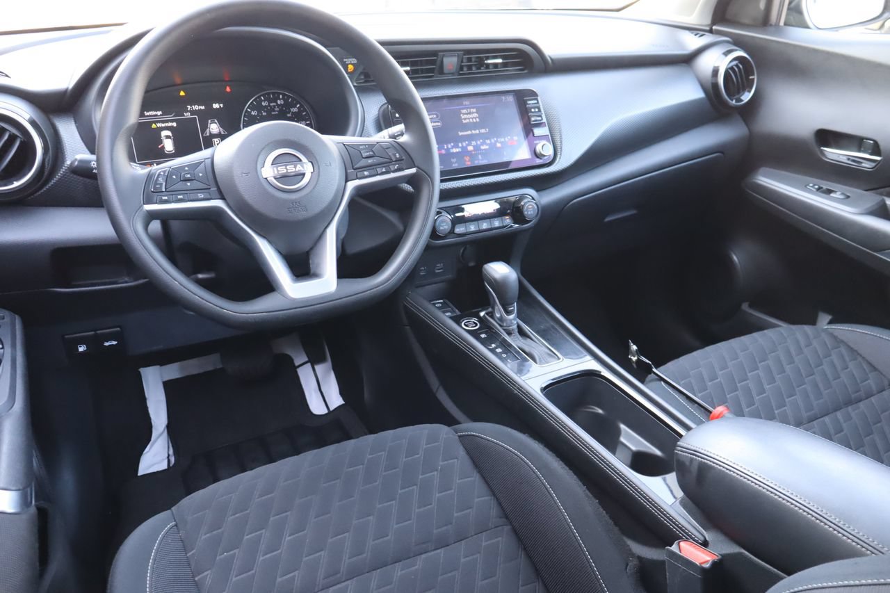 Used 2022 Nissan Kicks SV w/ Interior Electronics Package FWD image 4