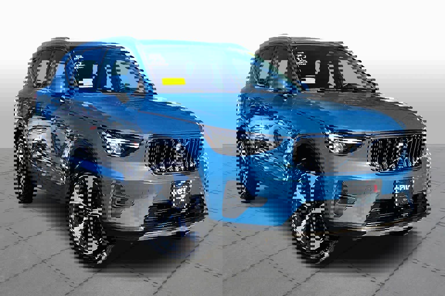 Used 2023 Volvo XC40 B5 Plus w/ Driver Assist Package image 3