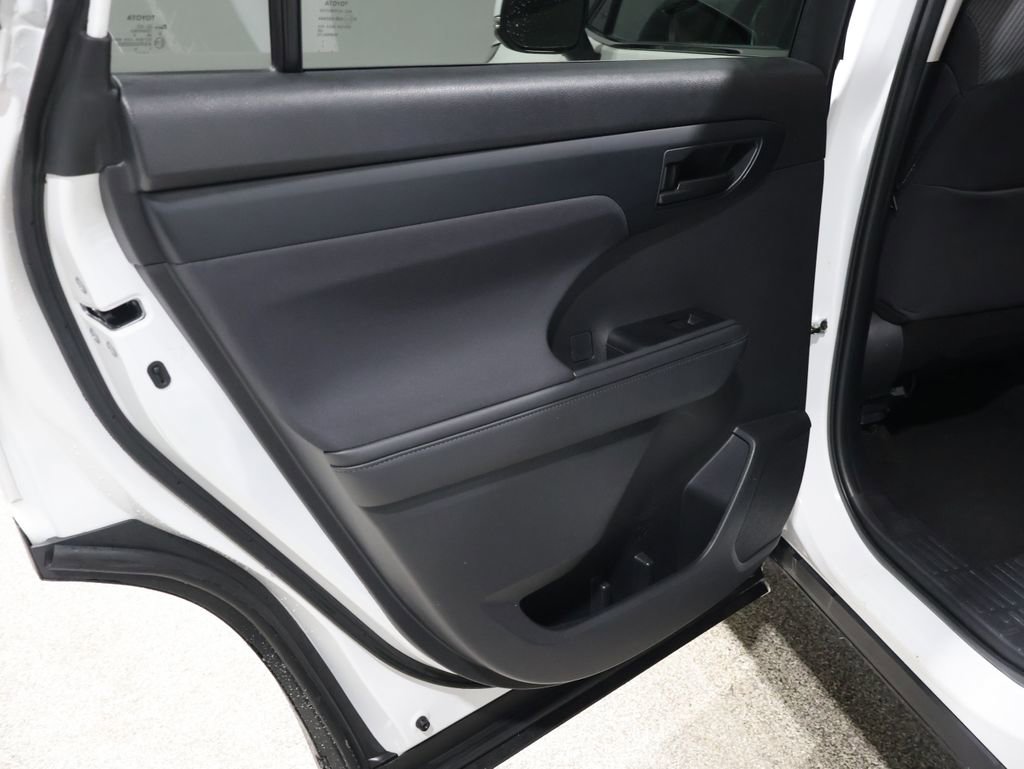 Used 2024 Toyota Highlander LE image 18
